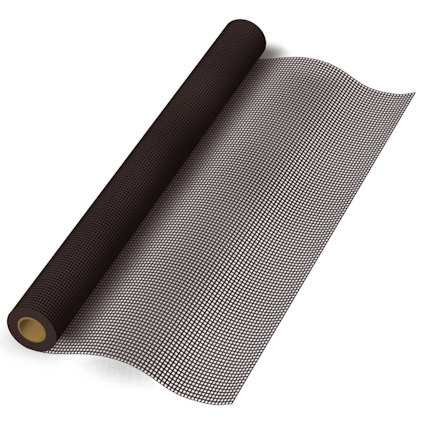 Svart geonät i rulle, utbrett delvis, med rutnätstruktur.